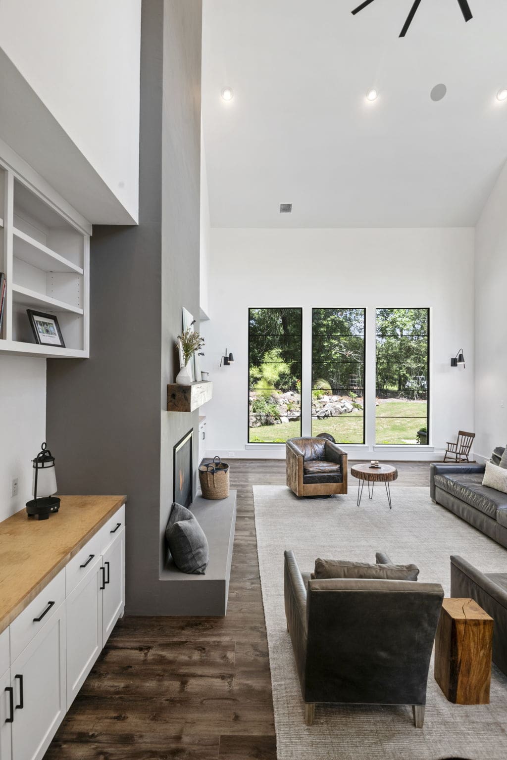 25-web-or-mls-26103-e-crown-crossing-dr